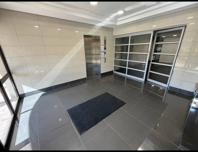 1,960M² OFFICE TO LET IN PINELANDS